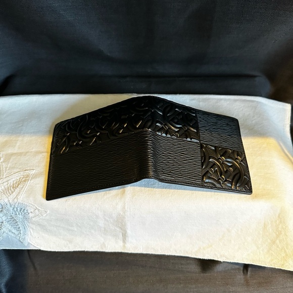 SALVATORE FERRAGAMO Brand New Black Leather Gancini Embossed Wallet - Picture 5 of 6